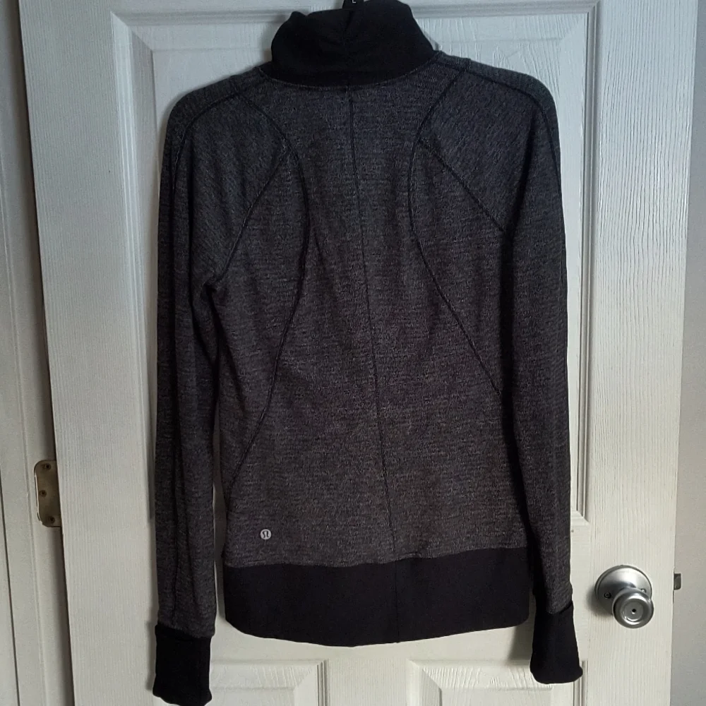 Lululemon Runderful 1/2 Zip Size 8